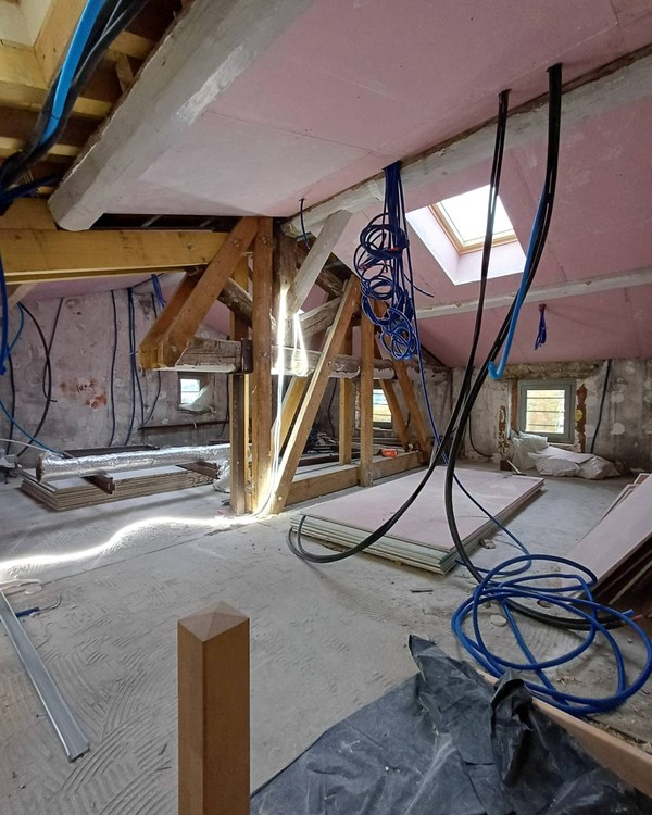 Un chantier de combles en cours d’aménagement