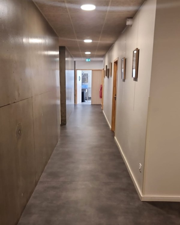 Un couloir avec son sol souple posé
