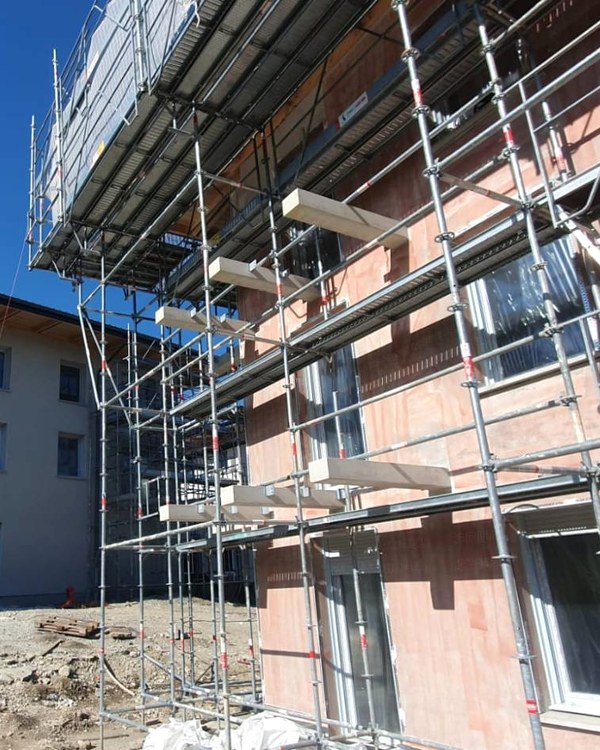 Une façade en cours de travaux, sous échafaudage