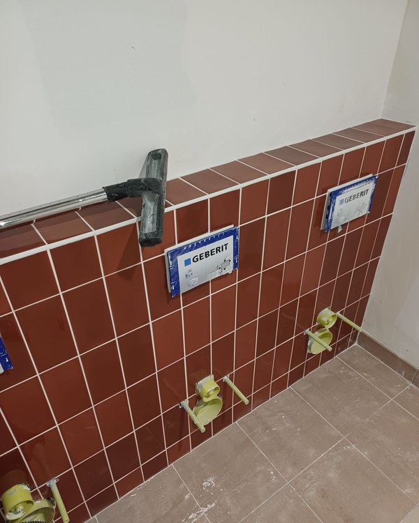 Une faïence rouge posée autour de sanitaires suspendus