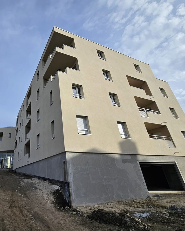 Un immeuble neuf aux façades enduites