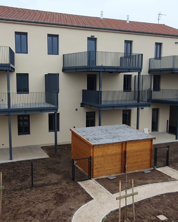 Une résidence neuve avec ses balcons et son jardin