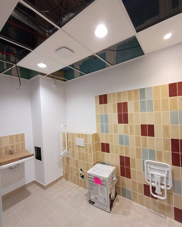 Des sanitaires aménagés, avec faïence colorée et sol carrelé