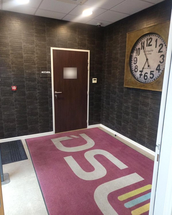 L’accueil de DSL, avec le tapis aux couleurs de l’entreprise