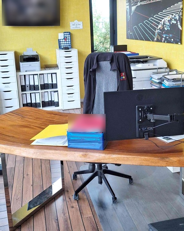 Un bureau de l’équipe, avec son plateau en bois