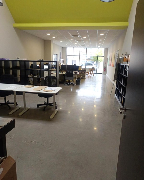 L’espace de travail et sa grande baie vitrée