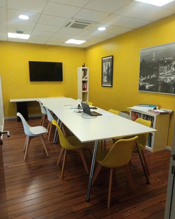 La salle de réunion jaune